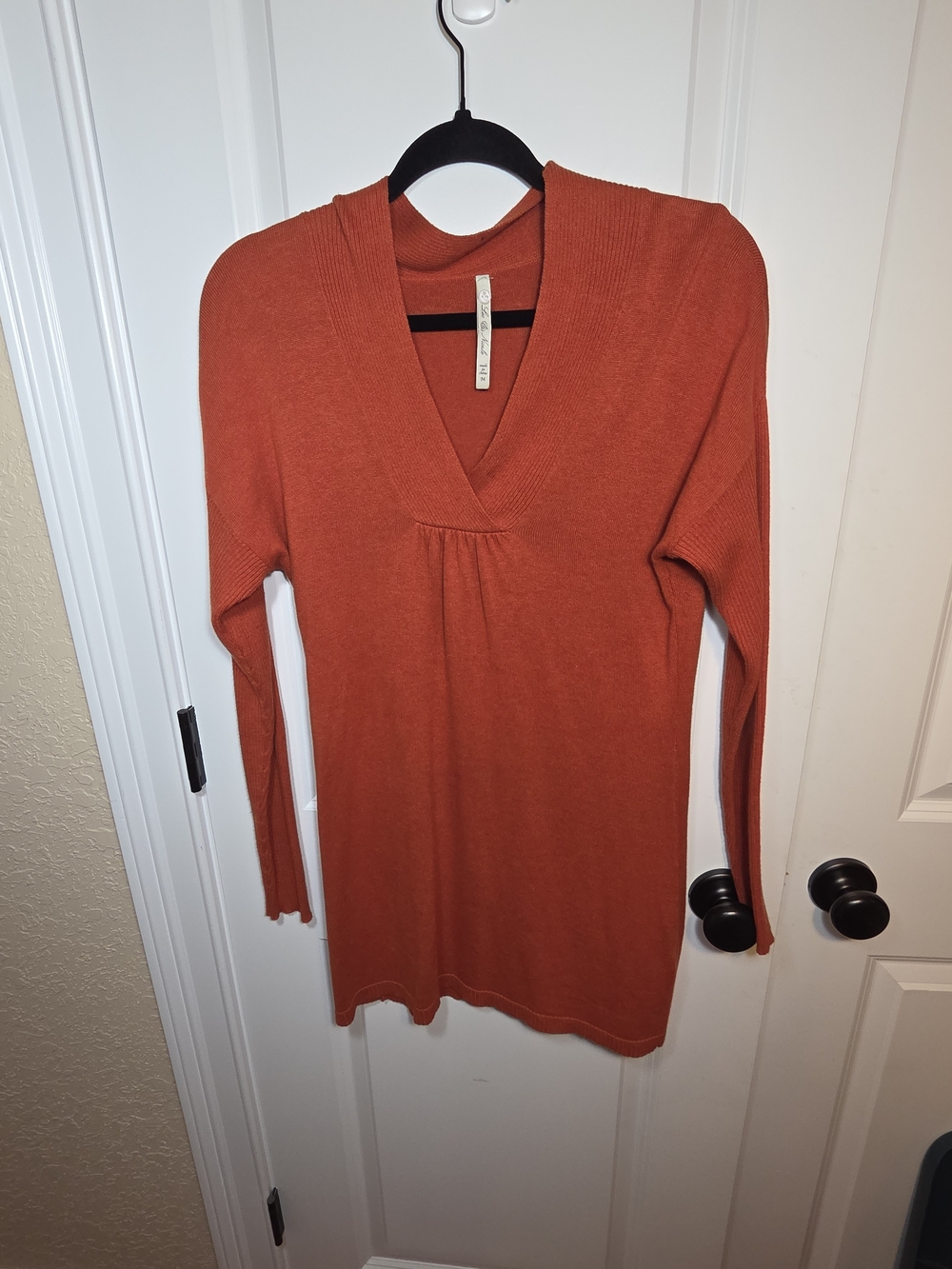 Leo & Nicole Rust Scoop-Neck Long Sleeve Sweater